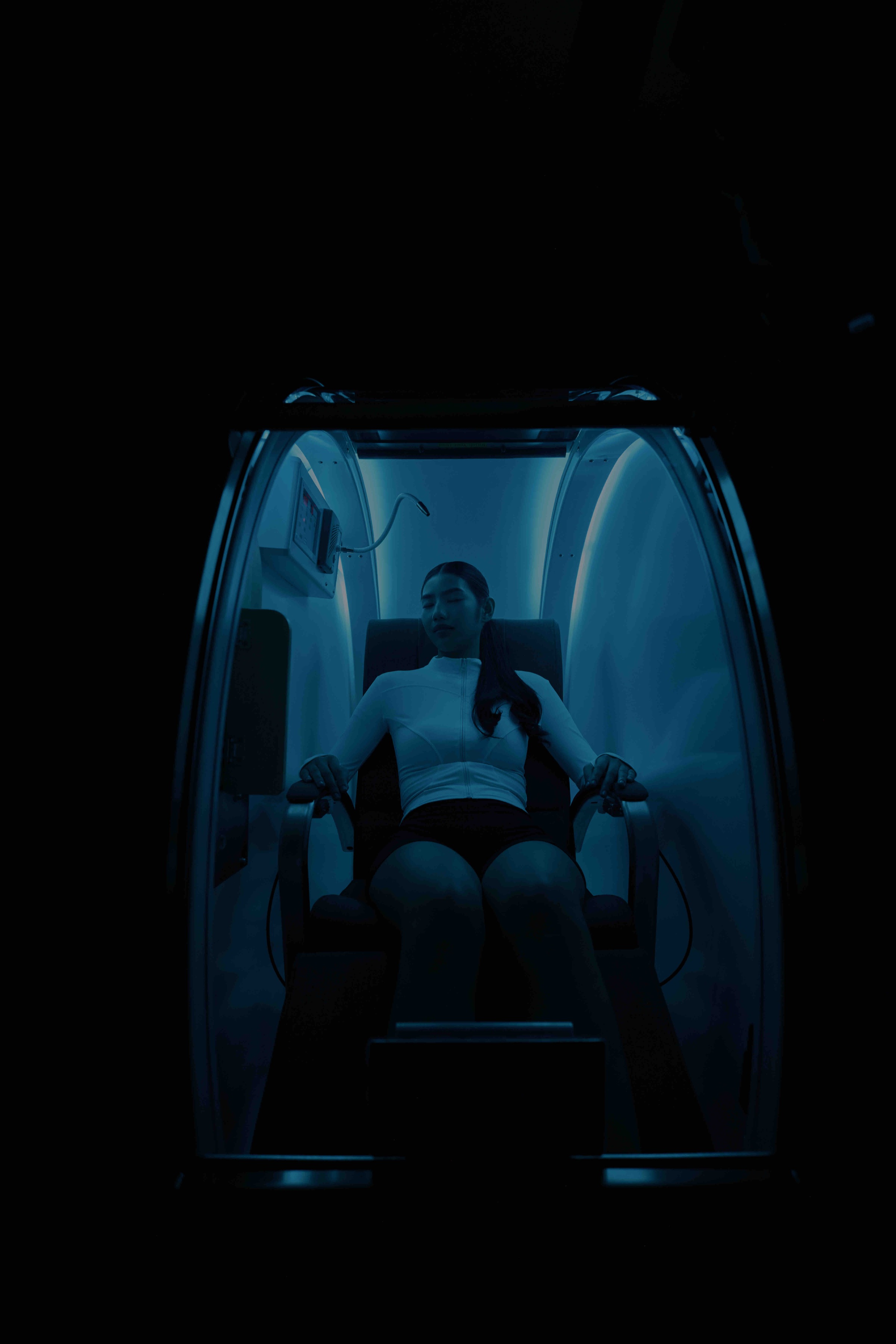 Core+ member receiving blue-light recovery therapy